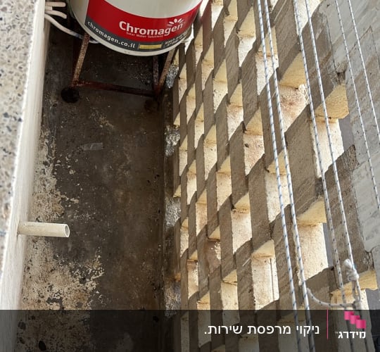 דוד שמש על רקע קיר בלוקים